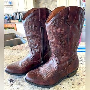 Cherokee girls/woman Brown Boots